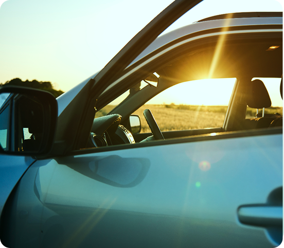 Авто на заході сонця